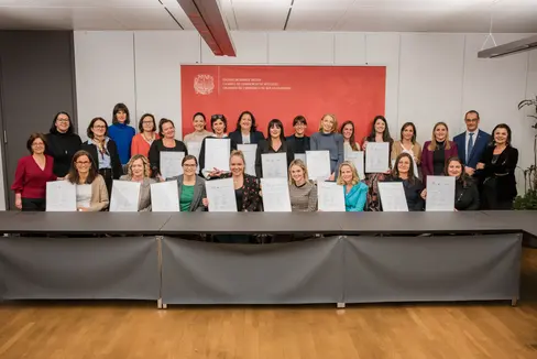 Altre 20 donne hanno completato con successo il corso per aspiranti consigliere di amministrazione, nella foto le diplomate con alcuni dei docenti del corso e i rappresentanti del Servizio Donna e della Camera di Commercio. (Foto: USP/Bernhard Aichner)