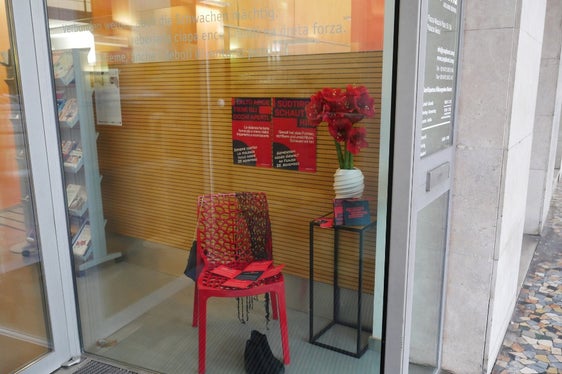 CoopBund - la sedia rossa contro la violenza sulle donne