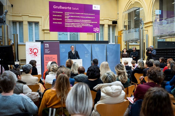 Il Presidente Arno Kompatscher apre la conferenza per l'Equal Care Day (ASC/Fabio Brucculeri)