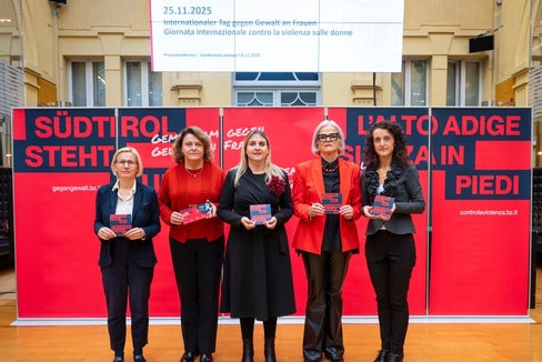 Nella foto, da sinistra: Astrid Wiest, Direttrice dell'Ufficio per la Tutela dei minori e l'inclusione sociale, la Vicepresidente della Provincia e Assessora alla Coesione sociale Rosmarie Pamer, la Presidente della Commissione provinciale per le pari opportunità per le donne Ulrike Oberhammer, la Vicepresidente della medesima Commissione Nadia Mazzardis, la Direttrice dell'Ufficio comunicazione e relazioni con il pubblico Susanna Salvaterra. (Foto: USP/Fabio Brucculeri)