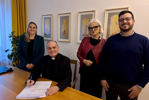 Auch die Diözese Bozen-Brixen hat die Absichtserklärung zur Initiative „No Women No Panel“ unterzeichnet. Von Links die Präsidentin des Landesbeirates für Chancengleichheit Ulrike Oberhammer, der Bischof Ivo Muser, die Vizepräsidentin des Landesbeirates für Chancengleichheit und der Mitarbeiter des Frauenbüros Francesco Trevisan.