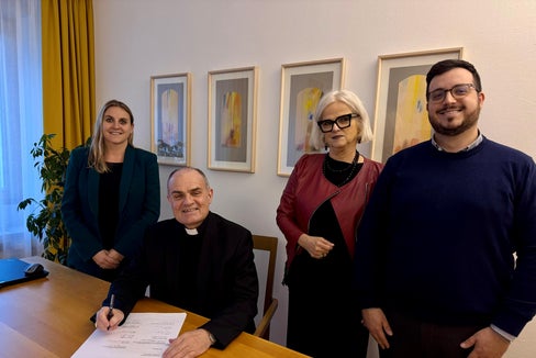Anche la Diocesi Bolzano-Bressanone ha sottoscritto la dichiarazione d'intenti relativa all'iniziativa No Women No Panel. Da sinistra la Presidente della Commissione provinciale per le pari opportunità Ulrike Oberhammer, il Vescovo Ivo Muser, la Vicepresidente della Commissione provinciale per le pari opportunità Nadia Mazzardis e il collaboratore del Servizio donna Francesco Trevisan.
