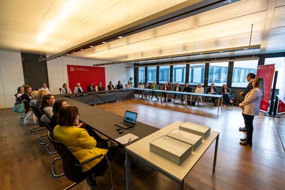 Abschluss des Lehrgangs im Direktionssaal der Handelskammer (Foto: LPA/Daniel von Johnston)