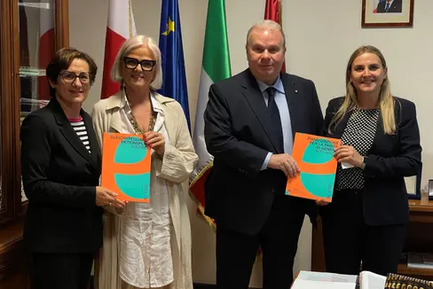 Ricevono il Piano d'azione per la parità di genere Æquitas: d.s. Vicaria Daniela Mengoni dalla Vicepresidente Nadia Mazzardis e il Questore Paolo Sartori dalla Presidente Ulrike Oberhammer (Foto: privato)