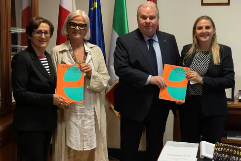 Nehmen den Gleichstellungsaktionsplan Æquitas entgegen: v.l. Vikarin Daniela Mengoni von Vizepräsidentin Nadia Mazzardis und Quästor Paolo Sartori von Präsidentin Ulrike Oberhammer (Foto: privat)