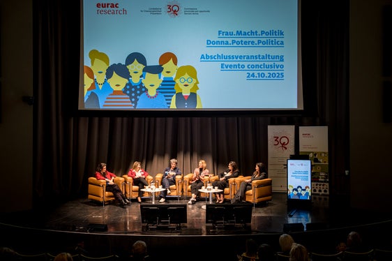 Discussione su potere, impotenza e autoaffermazione nel Consiglio comunale con d.s. Jutta Wieser (moderatrice), Beatrix Burger, Manuela Weber, Karin Fürler, Laura Formica e Luisa Barbolini