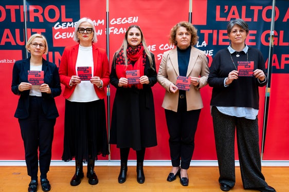Oggi (18 novembre) hanno presentato le azioni della Giornata contro la violenza sulle donne (da sinistra): Astrid Wiest, Nadia Mazzardis, Ulrike Oberhammer, Rosmarie Pamer e Sigrid Pisanu (foto: ASP/Fabio Brucculeri)