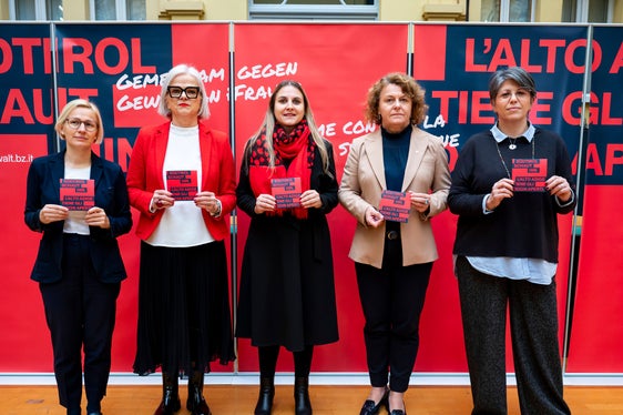 Oggi (18 novembre) hanno presentato le azioni della Giornata contro la violenza sulle donne (da sinistra): Astrid Wiest, Nadia Mazzardis, Ulrike Oberhammer, Rosmarie Pamer e Sigrid Pisanu (foto: ASP/Fabio Brucculeri)