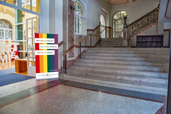 Alle entrate dei palazzi provinciali saranno esposti dei roll-up che rimandano al Pride Month. Nella foto quello esposto al Palazzo 1 (foto: ASP/Greta Stuefer)