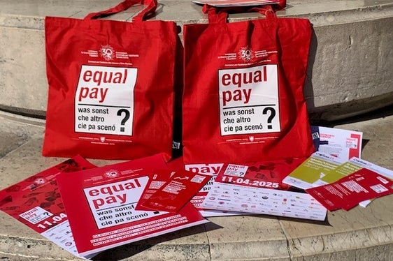 EPD Material Flashmob am Waltherplatz Bozen (Foto: Frauenbüro)