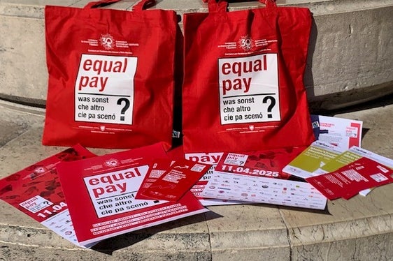 EPD materiale del flashmob in Piazza Walther a Bolzano (Foto: Servizio donna)