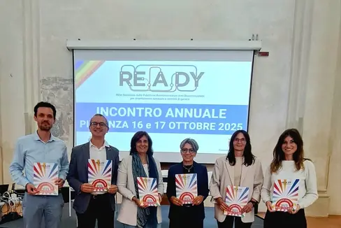 Die Südtiroler Delegation mit Jacopo Rosatelli, Stadtrat für Soziales und Chancengleichheit der Gemeinde Turin (zweiter von links).