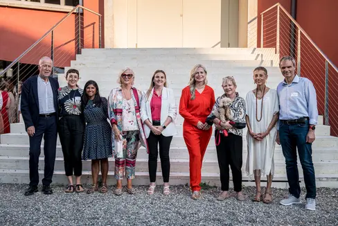 d.s. Il Presidente dell'Eurac Roland Psenner, le organizzatrici del corso Sonja Vigl e Sadbhavana Pfaffstaller, la Vicepresidente Nadia Mazzardis e la Presidente della Commissione provinciale per le pari opportunità Ulrike Oberhammer, le esperte Claudia Reiterer e Elisabetta Spitz con la moderazione dell'evento dell'Eurac, la ricercatrice Sara Boscolo e il Vicedirettore dell'Istituto per il Public Management Josef Bernhart (foto: Lukas Auer photography)
