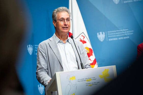 Präsident Maximin Liebl unterstützt mit der Apothekerkammer die Verteilung des Informationsmaterials zur Endometriose (Foto: LPA/Fabio Brucculeri)