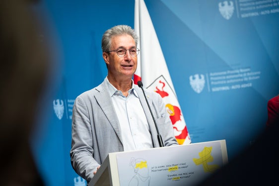 Il presidente Maximin Liebl sostiene la distribuzione del materiale informativo sull'endometriosi con l'Ordine dei farmacisti (Foto: USP/Fabio Brucculeri)
