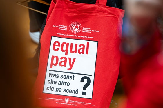 Die rote Tasche ist das Symbol des Equal Pay Day (Foto: LPA/Fabio Brucculeri)