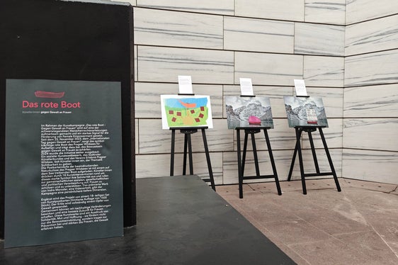 Die Ausstellung Das rote Boot ist noch bis zum 10. Dezember im Innenhof des Landhauses 2 zu besichtigen. (Foto: LPA/Ursula Pirchstaller)