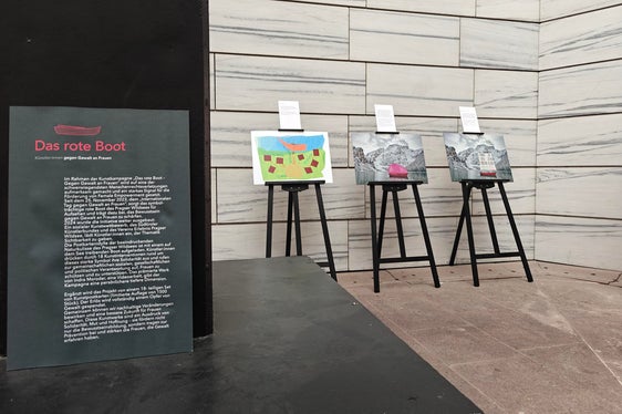 La mostra La barca rossa è visitabile nel cortile interno di Palazzo 2 fino al 10 dicembre. (Foto: USP/Ursula Pirchstaller)
