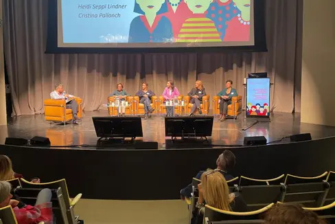 In due tavole rotonde donne attive nella politica locale hanno raccontato dalle loro esperienze (da sinistra: moderatore Patrick Rina, Heidi Seppi Lindner, Judith Kienzl, Cristina Pallanch, Francesca Fiori e Sara Endrizzi). (foto: USP/Carmen Kollmann)