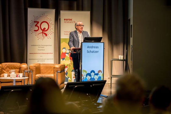 Abbiamo bisogno di più donne nella politica comunale perché qualcosa cambi, è convinto Andreas Schatzer, Presidente del Consorzio dei comuni dell'Alto Adige per molti anni e sostenitore del corso. (Foto: Lukas Auer)