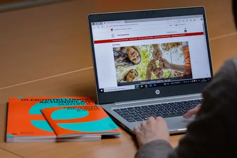 Gleichstellung und Chancengleichheit sind umfangreiche Themen, die viele Aspekte des Alltages betreffen. Die neugestalteten Landeswebseiten zur Chancengleichheit bieten hierzu einen umfassenden Überblick.