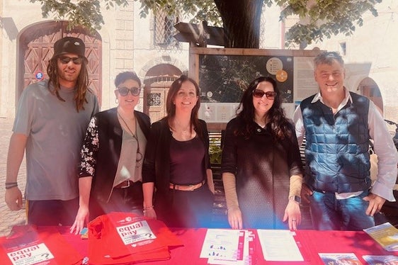 Margreid - v.l. der Beirat für Chancengleichheit Martin Goller, Sarah Anrather, Annamaria Sanna und Silke Schwarz mit Bürgermeister Andreas Bonell