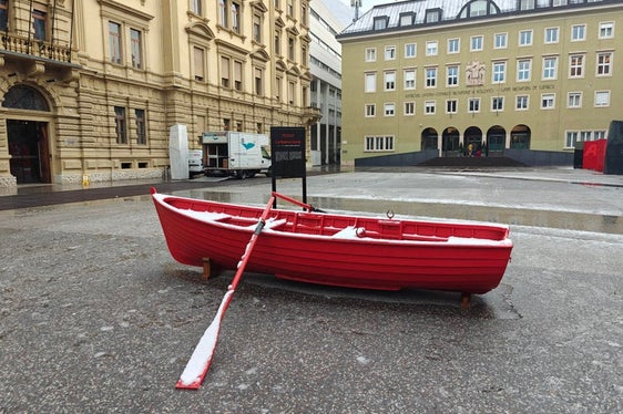La barca rossa ha già fatto tappa in diverse località dell'Alto Adige. Attualmente si trova in piazza Silvius Magnago a Bolzano e richiama l'attenzione sui numerosi casi di violenza sulle donne che continuano a verificarsi. (Foto: USP/Ursula Pirchstaller)