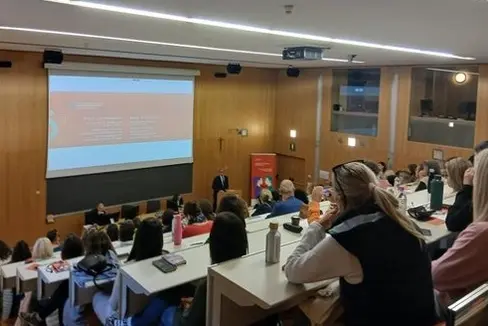 Jede und jeder von uns ist anders und daher ist es eine Herausforderung und eine Aufgabe der Medizin, diesen Unterschieden Rechnung zu tragen, betonte Michael Mayr, Direktor des Ressorts Gesundheitsvorsorge und Gesundheit (vorne am Rednerpunkt) beim 8. Südtiroler Symposium zur Gendermedizin an der Claudiana in Bozen. (Foto: LPA)