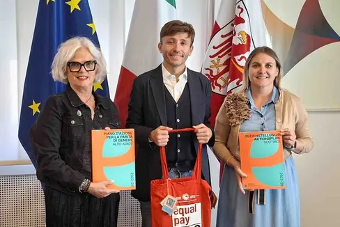 Il Presidente del Consiglio provinciale Angelo Gennaccaro con la Presidente della Commissione provinciale pari opportunità Ulrike Oberhammer (a destra) e la Vicepresidente Nadia Mazzardis. (Foto: Consiglio provinciale di Bolzano)