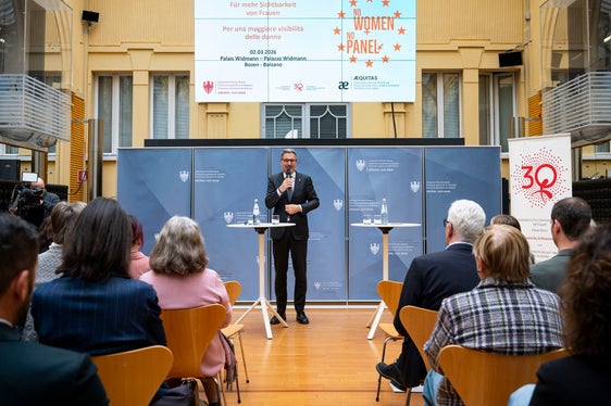 Si è schierato a favore di una maggiore visibilità delle donne negli eventi pubblici e nei media: “La banca dati ora presentata è prevista dal Piano d'azione per la parità di genere della Provincia autonoma di Bolzano”, ha sottolineato il presidente della Provincia Arno Kompatscher. (Foto: USP/Fabio Brucculeri)