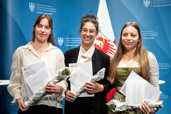 Die Preisträgerinnen Sofia Moratti (im Bild von links), Alena Kerer und Camilla Cristofoletti. (Foto: LPA/Fabio Brucculeri)