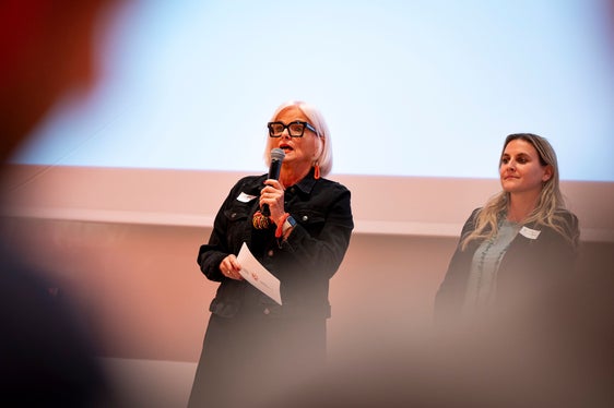 Beiratspräsidentin Ulrike Oberhammer (rechts) und Vizepräsidentin Nadia Mazzardis (links) hielten einleitend fest, dass es sich um einen historischen Moment handle. (Foto: LPA/Fabio Brucculeri)