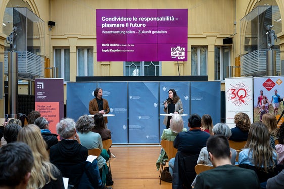 Denis Iardino ha fornito alcune riflessioni personali, sottolineando che ormai per molti padri è importante essere maggiormente coinvolti. La distribuzione ineguale delle attività di cura e assistenza fa sì che il divario retributivo di genere rimanga ostinatamente al 17 per cento, ha spiegato Ingrid Kapeller del Forum Prevenzione. (Foto: USP/Fabio Brucculeri)