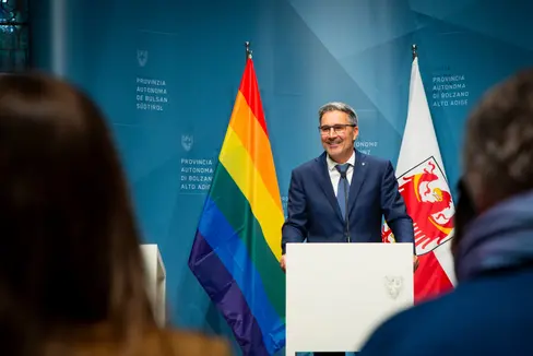 Anche quest'anno la bandiera arcobaleno sarà esposta durante le conferenze stampa del Pride Month, a giugno, come simbolo visibile di diversità, accettazione e uguaglianza. Il presidente Kompatscher invita le organizzazioni e le aziende a partecipare con delle campagne al Pride Month. (Foto: USP/Fabio Brucculeri)
