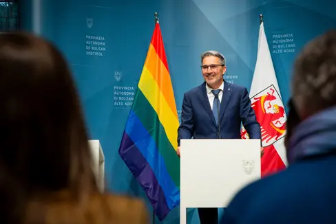 Auch in diesem Jahr wird bei Pressekonferenzen im Pride Month Juni die Regenbogenfahne als sichtbares Zeichen für Vielfalt, Akzeptanz und Gleichberechtigung zu sehen sein. Landeshauptmann Kompatscher ruft Organisationen und Unternehmen dazu auf, sich ebenfalls mit Aktionen am Pride Month zu beteiligen. (Foto: LPA/Fabio Brucculeri)