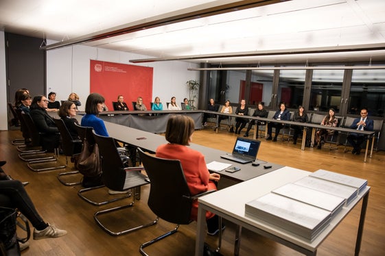 Prendere posto al tavolo del consiglio d’amministrazione: ecco l'obiettivo delle 20 laureate del corso 2024 (Foto: USP/Bernhard Aichner)