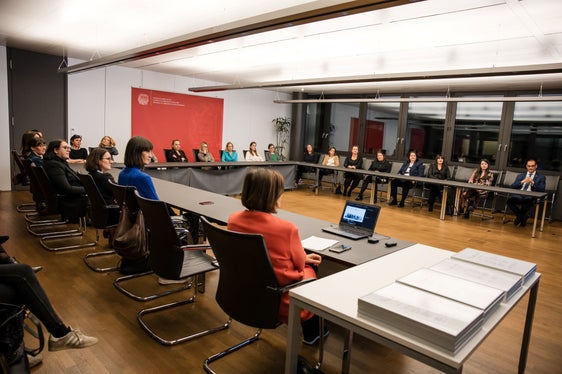 Prendere posto al tavolo del consiglio d’amministrazione: ecco l'obiettivo delle 20 laureate del corso 2024 (Foto: USP/Bernhard Aichner)