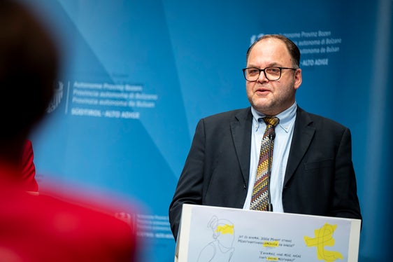 Il Direttore generale dell'Azienda Sanitaria dell'Alto Adige Christian Kofler sostiene la collaborazione con le organizzazioni di persone colpite della malattia (Foto: USP/Fabio Brucculeri)