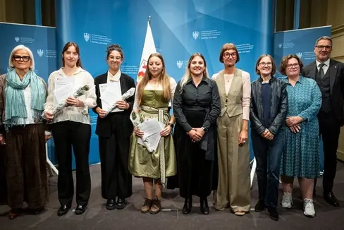 Nadia Mazzardis, die Vizepräsidentin des Landesbeirats für Chancengleichheit für Frauen (im Bild von links), die Preisträgerinnen Sofia Moratti, Alena Kerer und Camilla Cristofoletti, Ulrike Oberhammer, die Präsidentin des Landesbeirats, Moderatorin Heidi Hintner, die Mitglieder der Bewertungskommission Marlene Rinner und Marlene Messner, sowie Landeshauptmann Arno Kompatscher. (Foto: LPA/Fabio Brucculeri)