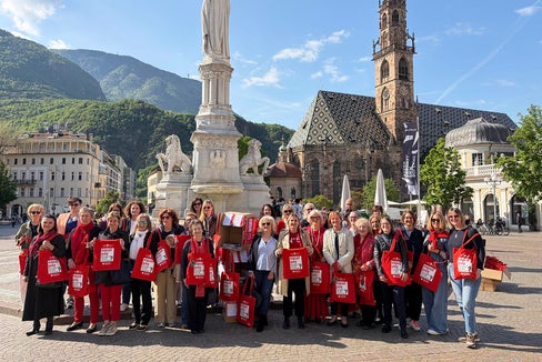 Sprecht über Geld!: Diese Botschaft gaben die Teilnehmerinnen des Flashmobs zahlreichen Frauen mit auf den Weg, die am 17. April auf dem Bozner Waltherplatz unterwegs waren. Der Landesbeirat für Chancengleichheit für Frauen und das Frauenbüro machten mit der Aktion auf den Equal Pay Day aufmerksam, der die immer noch bestehende Lohnschere zwischen Mann und Frau anprangert. (Foto: LPA/Gabriel Marciano)