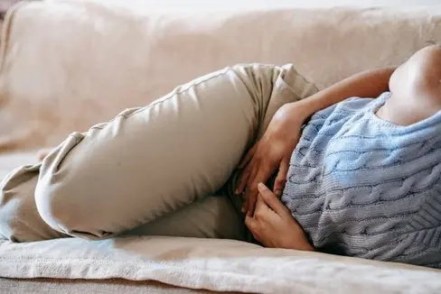 Endometriose betrifft viele Frauen und bleibt oft lange unerkannt. Am 26. September stellt der Landesbeirat für Chancengleichheit für Frauen gemeinsam mit Partnerorganisationen in Bozen eine Kampagne vor, um Bewusstsein zu schaffen. (Foto: Pexels. Das Foto darf nur in Zusammenhang mit dieser Pressemitteilung verwendet werden.)