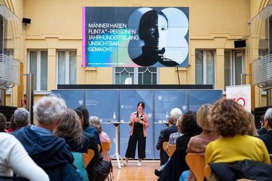 Come mai le donne sono state progressivamente relegate nell'invisibilità? La redattrice, autrice e artista Sarah Meraner ha osato dare uno sguardo alla storia per trovare una risposta a questa domanda. (Foto: USP/Fabio Brucculeri)