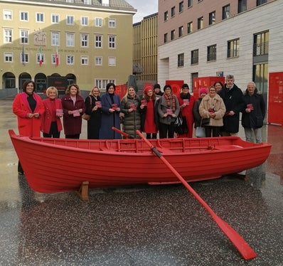 Der Landesbeirat für Chancengleichheit mit Landtagsabgeordneten und Künstlerbund in Bozen