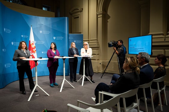 Die Präsidentin des Beirats für Chancengleichheit der Freien Universität Bozen, Professorin Laura Valle (links), unterstützt auch weiterhin die Bekanntmachung der Förderpreise 'Lidia Menapace' (Foto: LPA/Fabio Brucculeri)