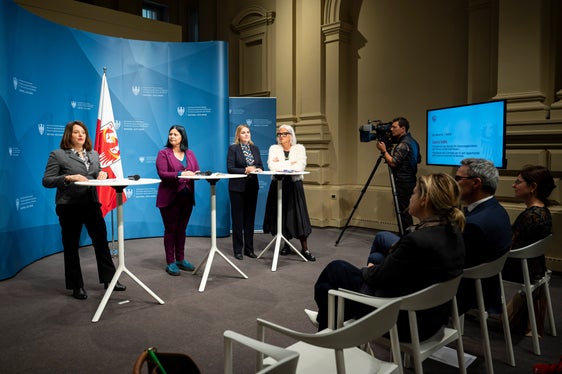 La presidente del Comitato per le pari opportunità della Libera Università di Bolzano, professoressa Laura Valle (a sinistra), continua a sostenere la pubblicazione dei premi 'Lidia Menapace' (Foto: USP/Fabio Brucculeri)