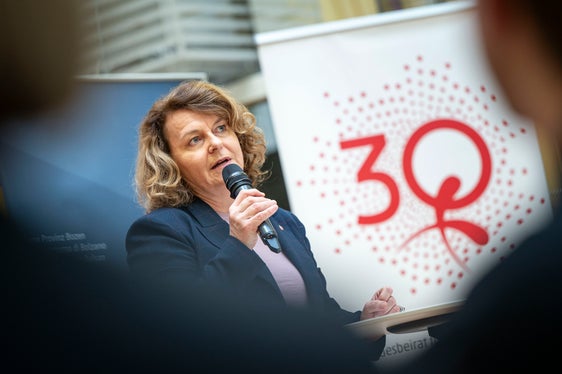 Sozial-Landesrätin Rosmarie Pamer berichtete von ihren persönlichen Erfahrungen und ihrem Mann, der schon vor 18 Jahren Elternzeit genossen hat. (Foto: LPA/Fabio Brucculeri)