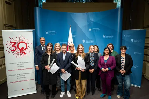 Premiazione di (davanti da sinistra) Sophie Polig (3o premio), Niccolò Truzzi (2o premio) e Nora Pider (1o premio) con il Presidente Arno Kompatscher (dietro a sinistra nell'immagine), i membri della commissione di valutazione della Commissione provinciale per le pari opportunità nonché la Presidente del Comitato per le pari opportunità della Libera Università di Bolzano Laura Valle (4a da destra). (Foto: USP/Fabio Brucculeri)