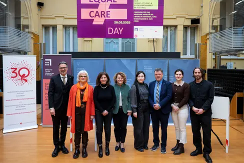 d.s. Il Presidente Arno Kompatscher, la vicepresidente della Commissione pari opportunità Nadia Mazzardis, la portavoce dell'Alleanza per la famiglia Christa Ladurner, l'Assessora prov. Rosmarie Pamer, la performance-artista Diletta La Rosa, l'Assessore comunale Christa Battisti e la moderazione Ingrid Kapeller e Denis Iardino (ASC/Fabio Brucculeri)