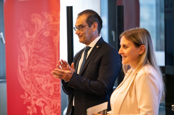 Il Segretario generale della Camera di Commercio Alfred Aberer con Ulrike Oberhammer, Presidente della Commissione provinciale per le pari opportunità per le donne (Foto: USP/Daniel von Johnston)