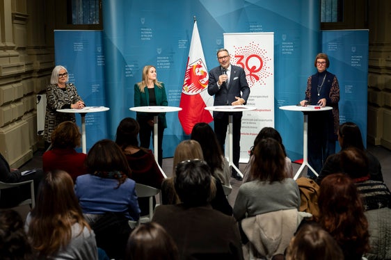 Alla premiazione presenti la vicepresidente e la presidente della Commissione pari opportunità Nadia Mazzardis e Ulrike Oberhammer, il presidente della Provincia Arno Kompatscher e la moderatrice Heidi Hintner (Foto: USP/Fabio Brucculeri)
